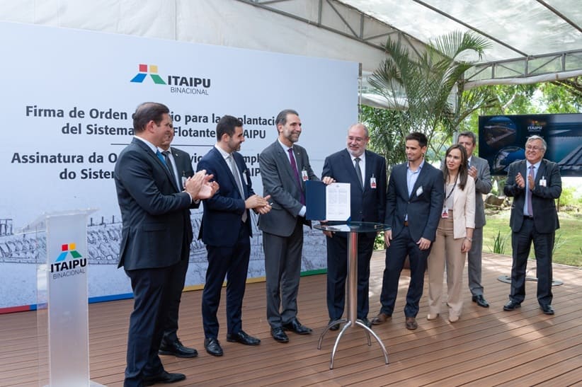 Diretores de Itaipu no Brasil e no Paraguai durante a assinatura da autorização. 