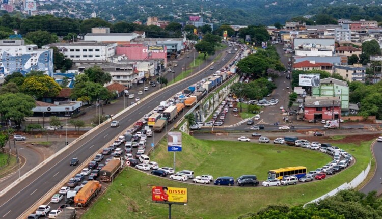 Fila na BR-277 em Foz do Iguaçu, sentido Paraguai.