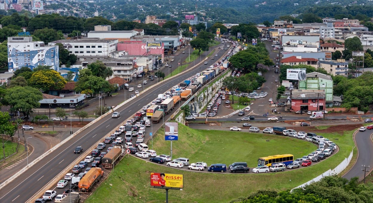 Fila na BR-277 em Foz do Iguaçu, sentido Paraguai.