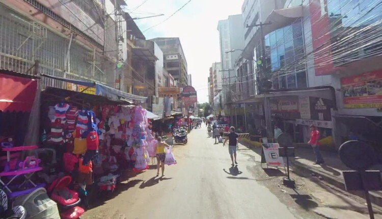 Panorama da Rua Camilo Recalde, no centro de Ciudad del Este.