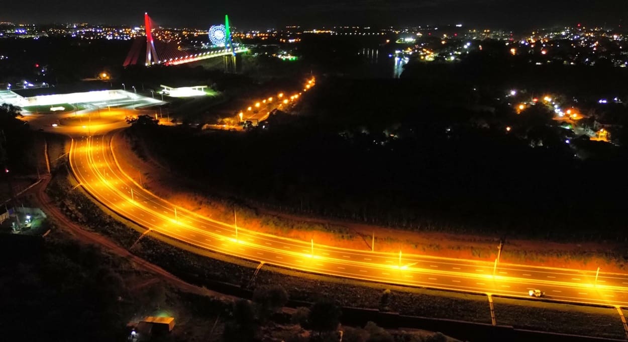 Acesso à Ponte da Integração no Paraguai. Ao fundo, a cabeceira brasileira e a roda-gigante em Foz.