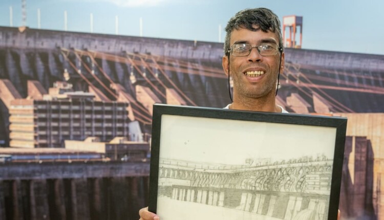 Barragem de Itaipu foi recriada nos mínimos detalhes pelo artista.