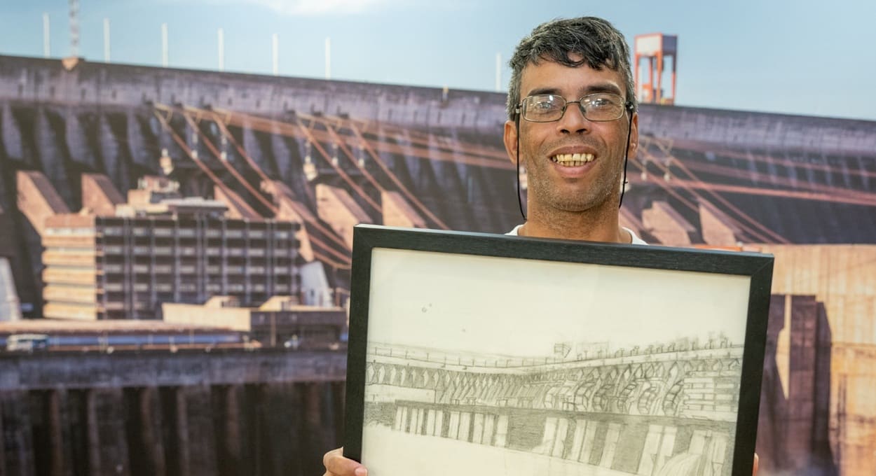 Barragem de Itaipu foi recriada nos mínimos detalhes pelo artista.