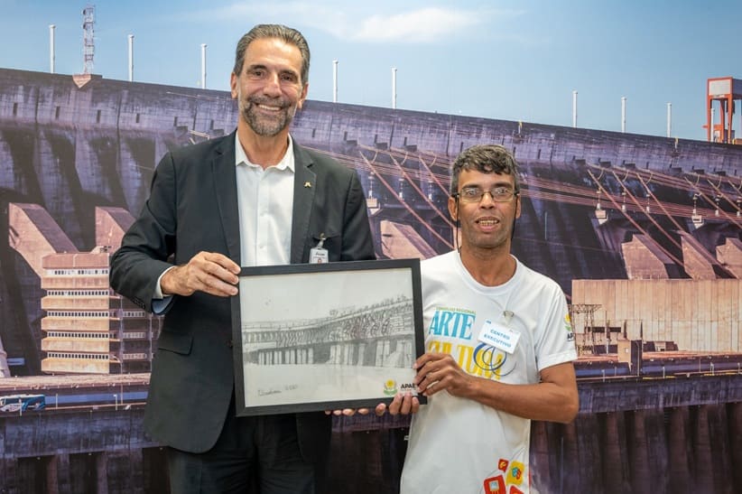 Diretor-geral brasileiro de Itaipu, Enio Verri, recebeu o quadro em nome da empresa. 