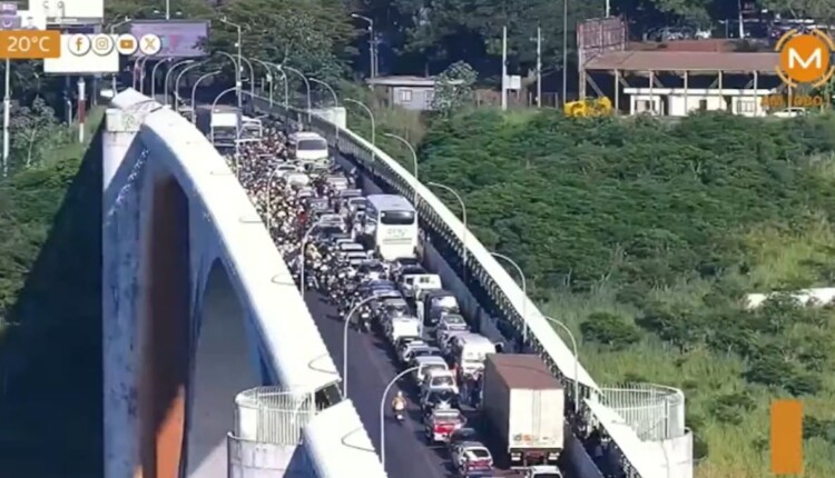 Incidente provocou lentidão nos dois sentidos da Ponte da Amizade.