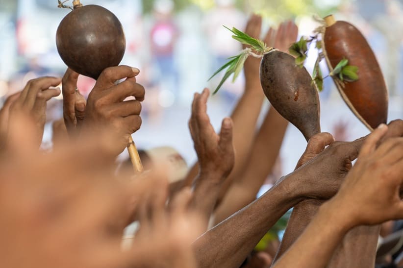 Representantes das comunidades beneficiadas celebram a homologação.