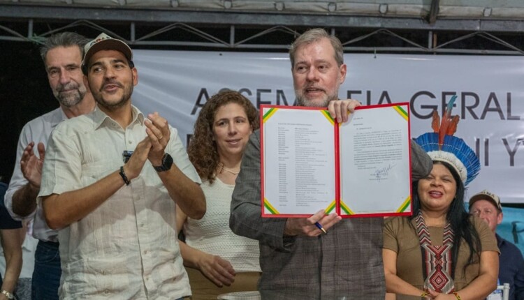 Ministro do STF, Dias Toffoli, mostra o texto firmado por Itaipu e instituições envolvidas.