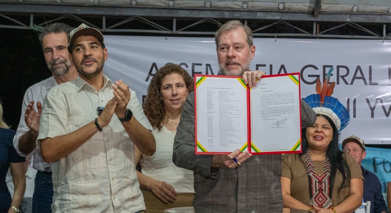 Ministro do STF, Dias Toffoli, mostra o texto firmado por Itaipu e instituições envolvidas.