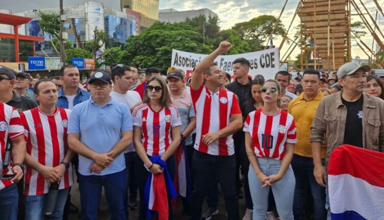 Prefeito Miguel Prieto (ao centro) é um dos participantes do protesto na segunda maior cidade do Paraguai.