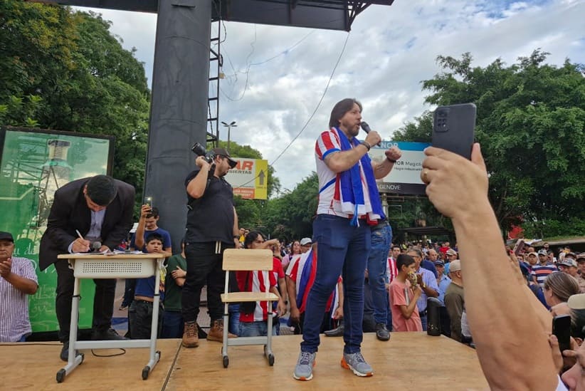 Autoridades discursam durante o protesto desta terça no Paraguai. 