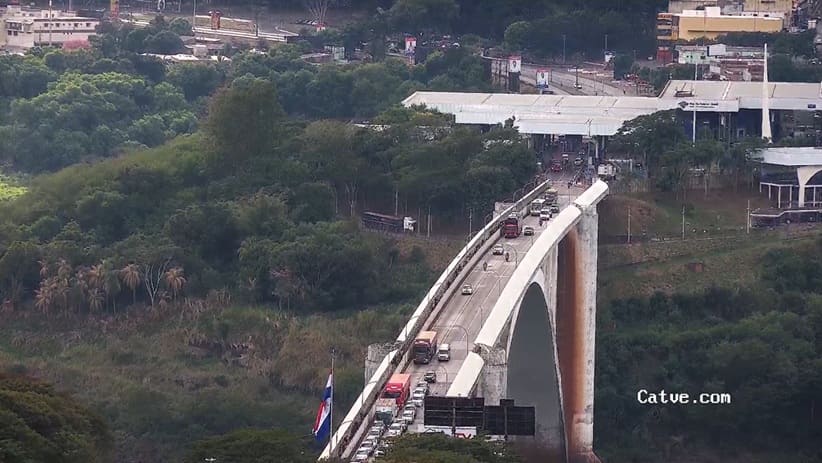 Trânsito na Ponte da Amizade pouco antes das 9h.