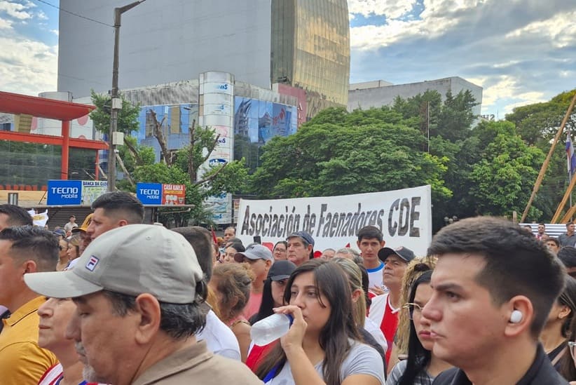 Participantes da manifestação em Ciudad del Este.