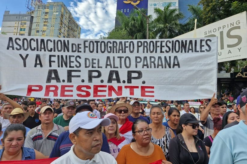 Manifestantes na Rotonda Reloj, a cerca de 500 metros da fronteira entre Brasil e Paraguai.