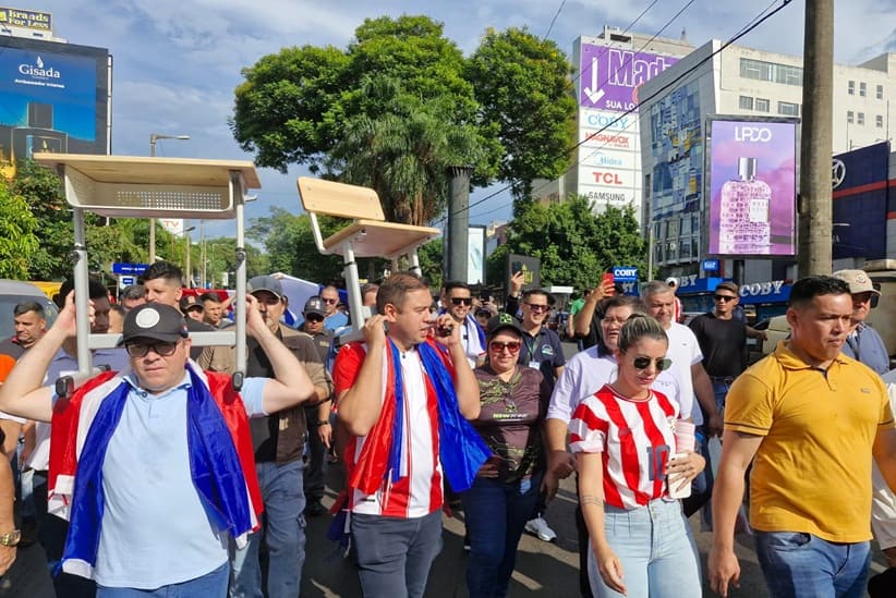 Prefeito Miguel Prieto protesta contra a suspensão de uma licitação para a compra de cadeiras e carteiras escolares. 