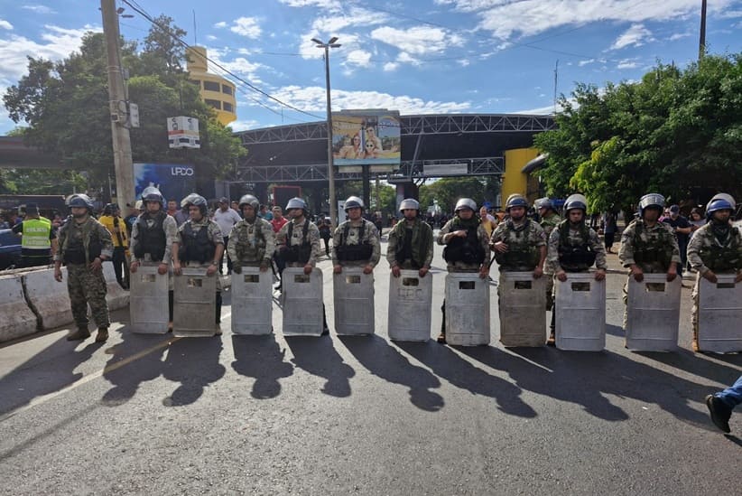 Policiais do pelotão de choque resguardam o acesso à Ponte da Amizade no Paraguai. 