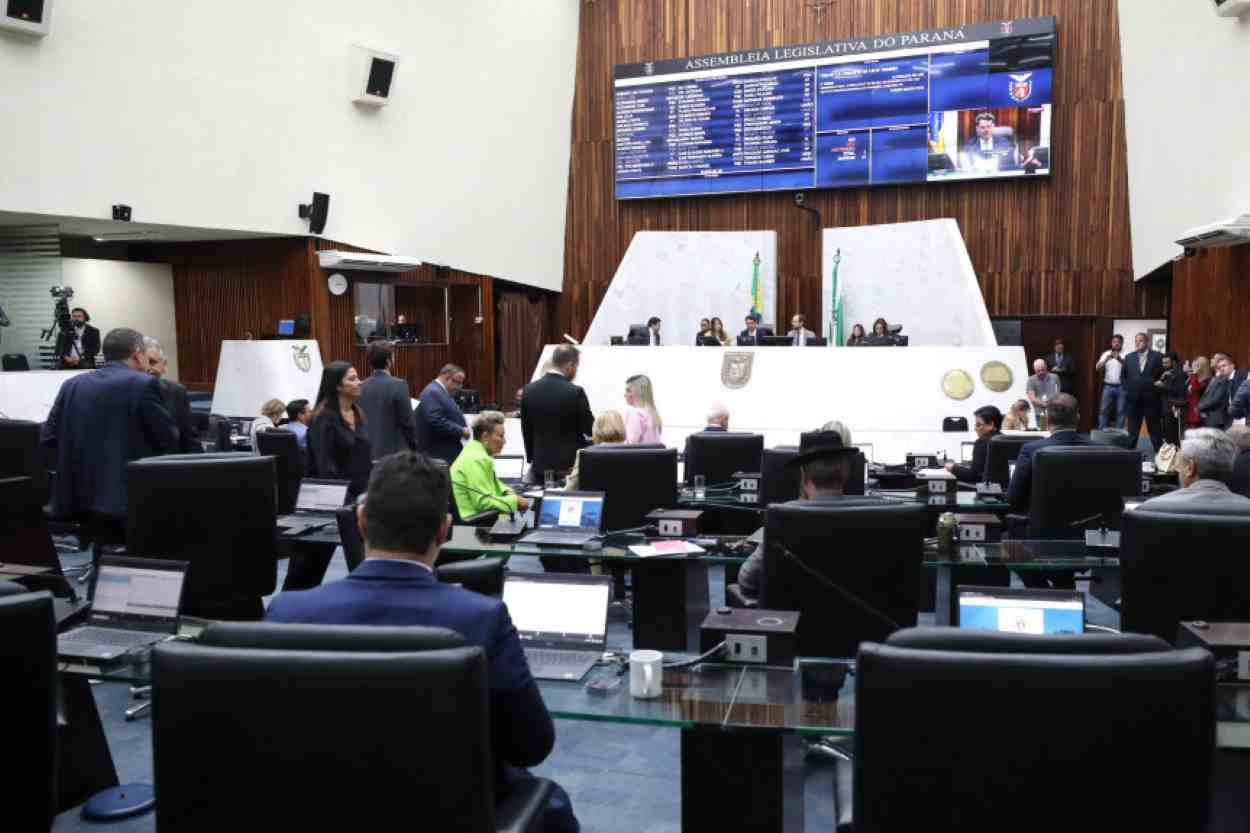 Assembleia aprova subsídio à alimentação de universitários do Paraná