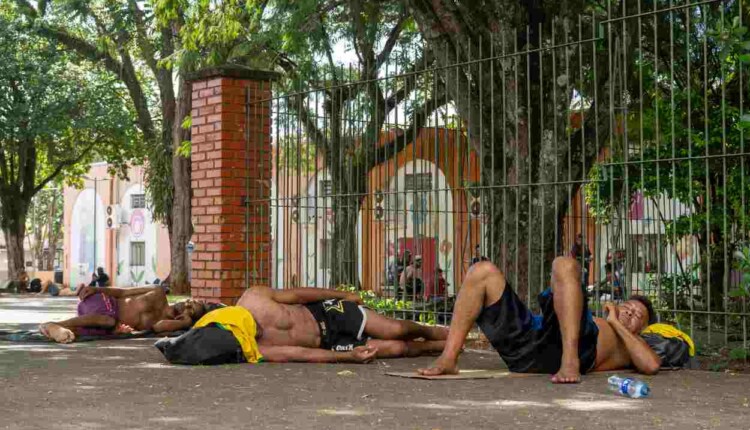 Acessar água no calor de Foz é desafio para pessoas que vivem na rua