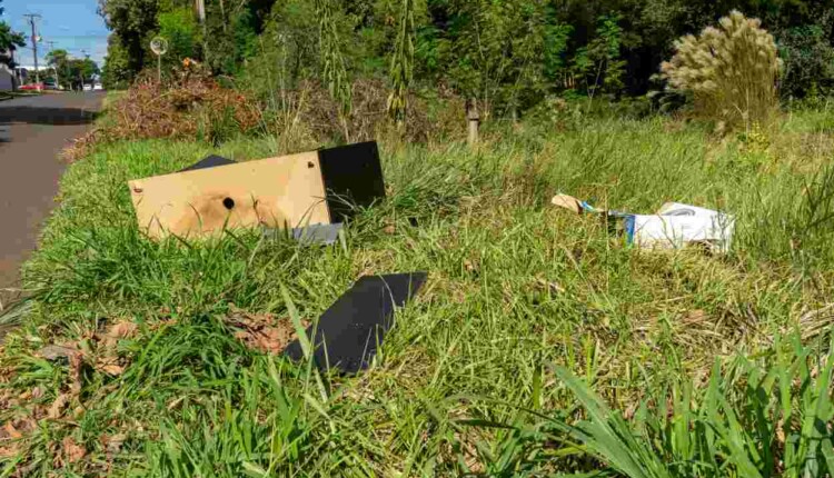 Moradores do Jardim Itália pedem calçada e limpeza em área junto a rio