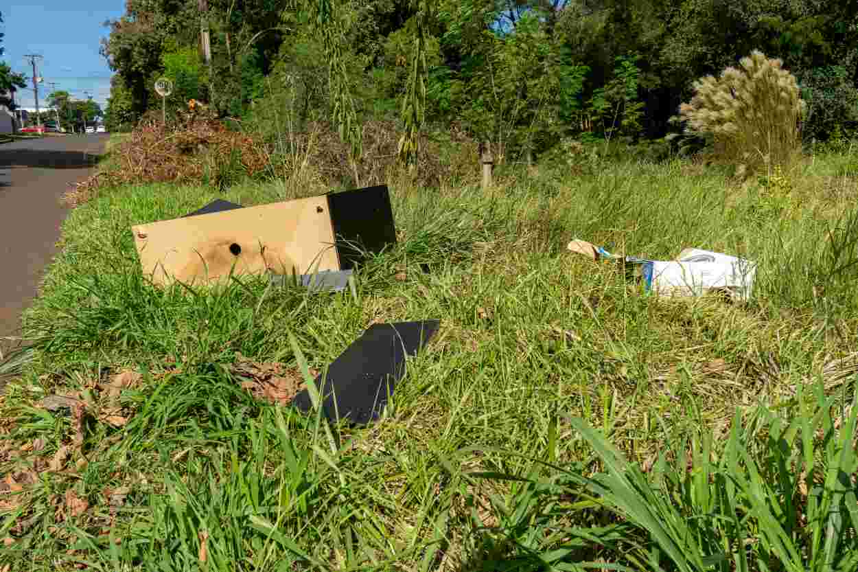 Moradores do Jardim Itália pedem calçada e limpeza em área junto a rio