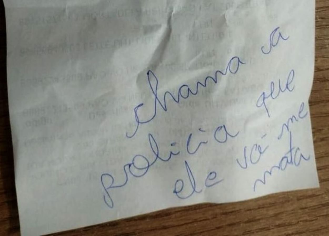 Mulher deixa bilhete de socorro em mercado, e PM prende agressor